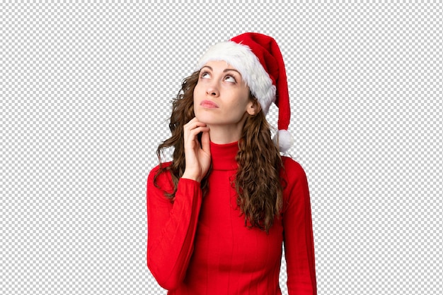 Chica con sombrero de navidad pensando en una idea