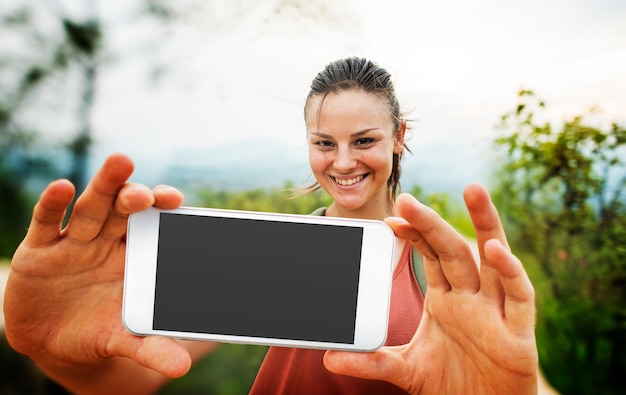 PSD chica tomando concepto selfie outdoors