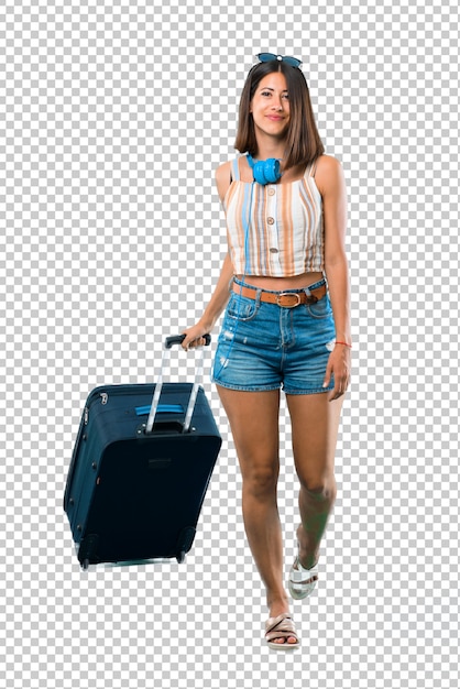 Chica viajando con su maleta caminando. Gesto de movimiento