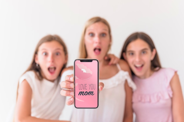 PSD chicas presentando maqueta de smartphone para el día de la madre