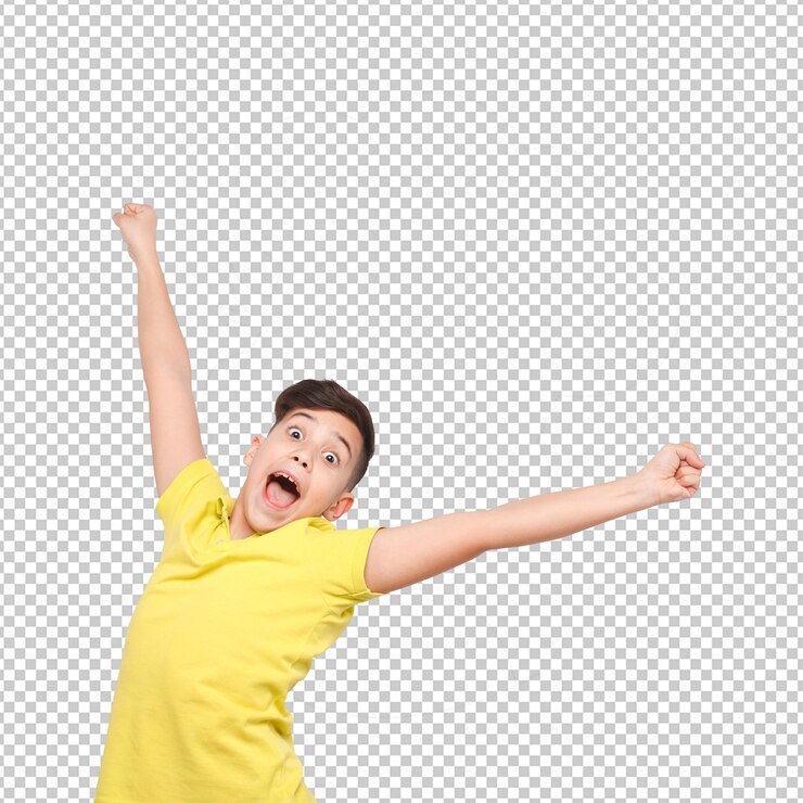 El chico feliz celebra con los brazos levantados y la boca abierta
