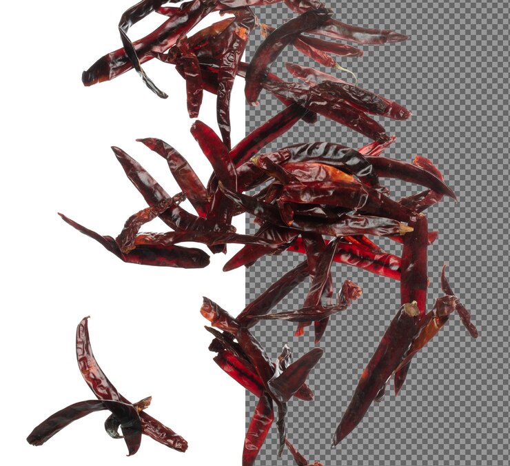 PSD chilli rojo caliente seco cae explosión chilli rojo seco flota explotan nube abstracta vuela chilli roja seco salpicaduras lanzando en aire fondo blanco movimiento de congelación de obturador de alta velocidad aislado