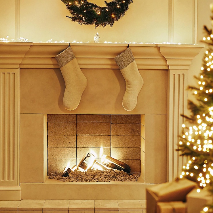 PSD una chimenea con un árbol de navidad y medias colgando sobre él