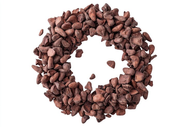 Chips de chocolate marrón oscuro esparcidos en el fondo alfa Primer plano de granos de cacao triturados en