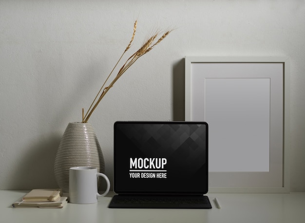 Chiuda in su del mockup tablet con una tazza di caffè