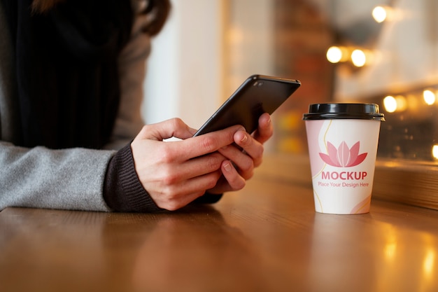 Chiudere le mani che tengono smartphone
