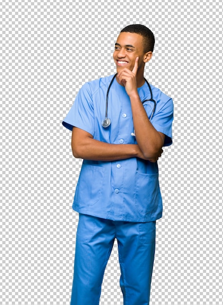 Cirujano doctor hombre pensando una idea mientras mira hacia arriba