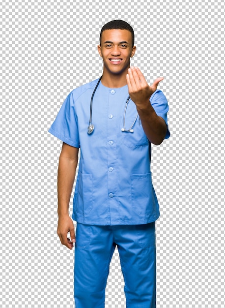 Cirurgião médico homem convidando para vir com a mão. Feliz que você veio
