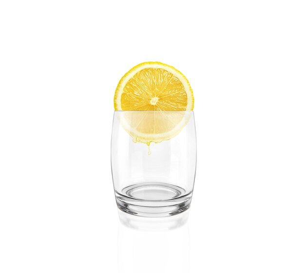 PSD citron frais et tranches qui coulent sur un verre vide concept de soins de santé fond transparent