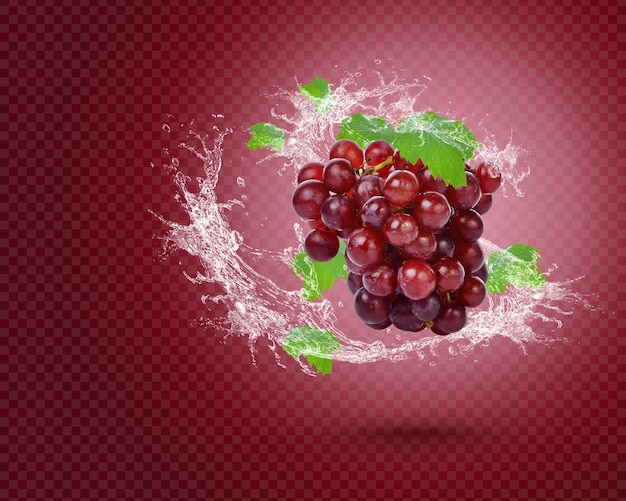 Éclaboussure d'eau sur des raisins rouges frais avec des feuilles isolées