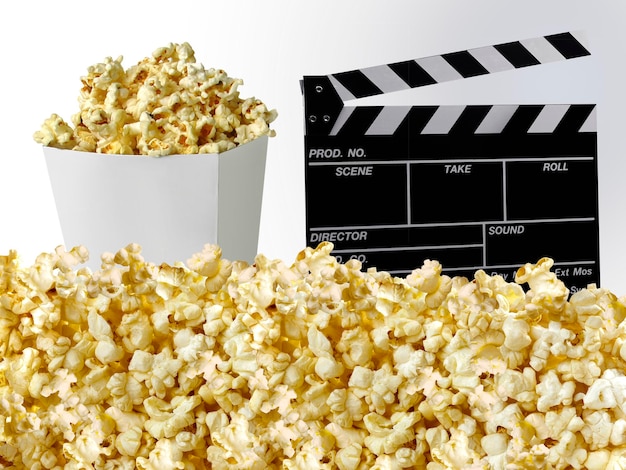 Clap de film et fond transparent de pop-corn