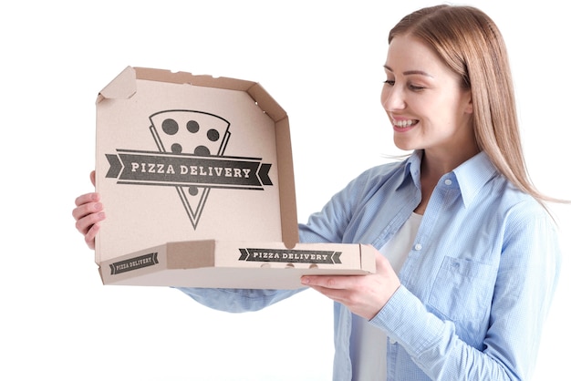 PSD cliente mujer sosteniendo la caja de pizza de entrega