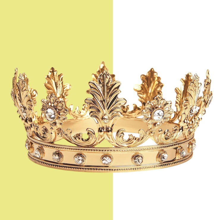 PSD un clip art de la corona real dorada en un fondo blanco sin sombra fondo alfa transparente png
