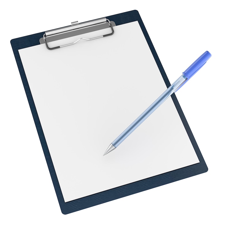 PSD clipboard com maquete de papel a4 em branco e caneta esférica azul renderização 3d isolada em fundo transparente