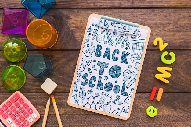 Clipboard-Mockup mit Back-to-School-Konzept