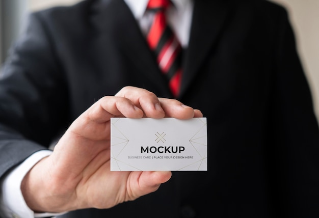 PSD close-up businessman holding maquette de carte de visite avec une main