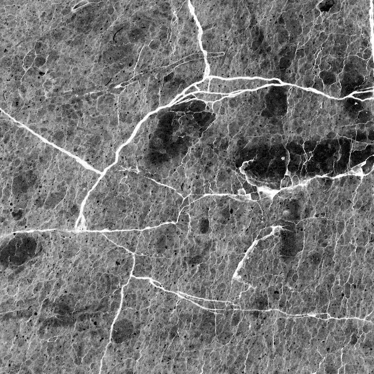PSD close-up di una superficie di marmo grigio che mostra vene e crepe