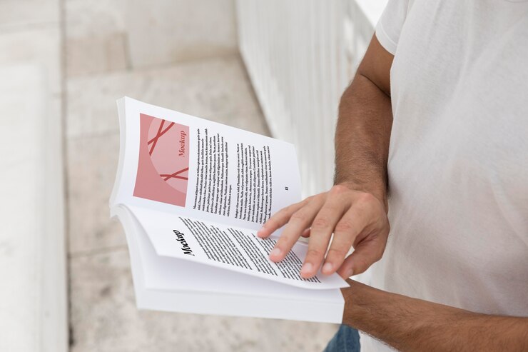 PSD close-up homem na rua lendo livro