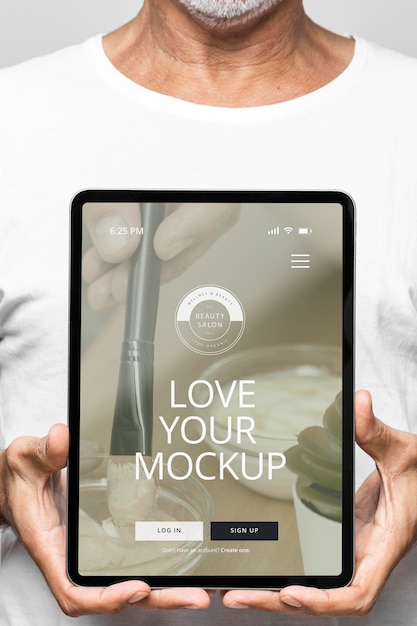 Close-up homem segurando tablet