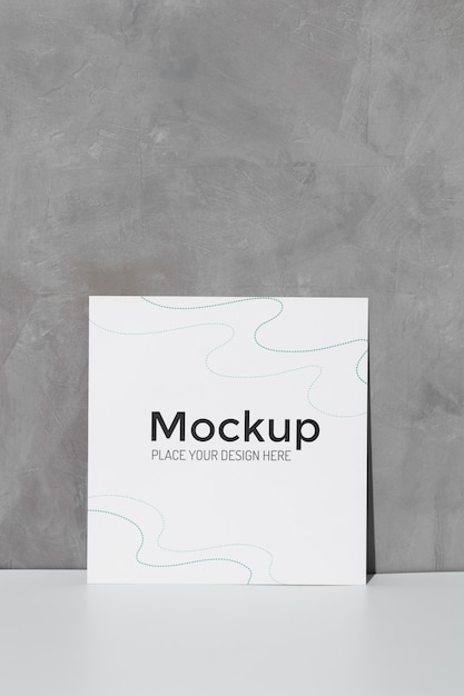 Close up mockup card appoggiata al muro