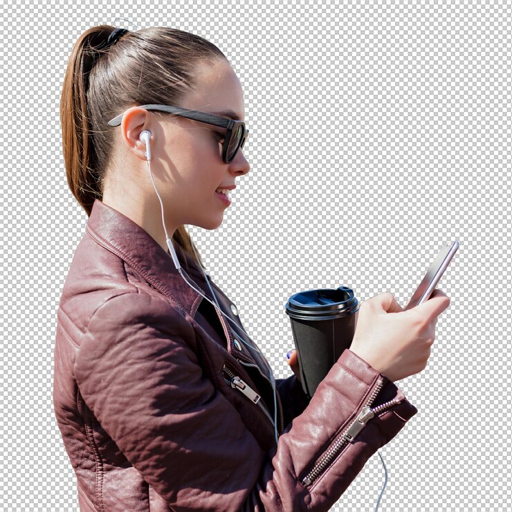 PSD close-up-porträt einer hübschen dame mit dunklem, gesammeltem haar, trägt schwarze sonnenbrille, trinkt kaffee, schaut ins telefon und hört musik in kopfhörern