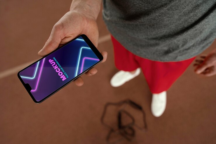 PSD close up tangan memegang smartphone