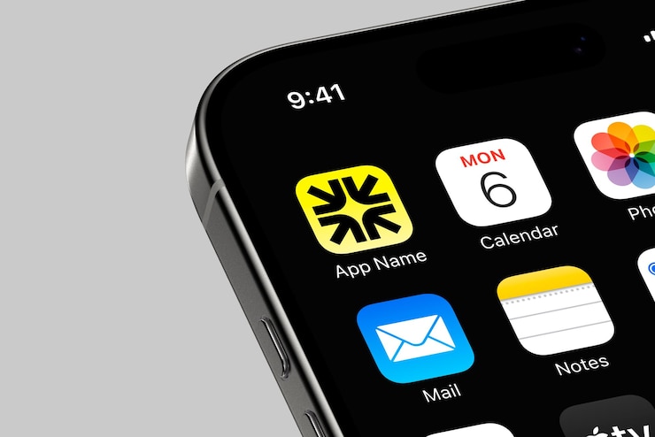PSD close-up d'un téléphone portable moderne avec une icône d'application sur l'écran