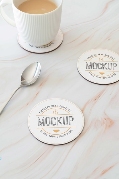 PSD coaster-mockup im realen kontext