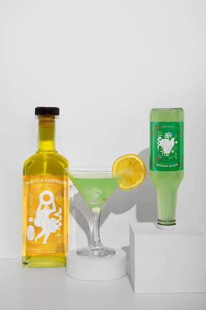 PSD cocktailgetränk aus glas mit umgekehrtem etiketten-mock-up-design