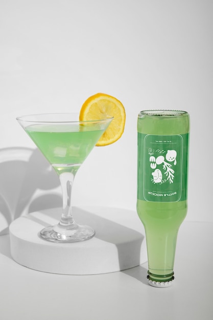 PSD cocktailgetränk aus glas mit umgekehrtem etiketten-mock-up-design
