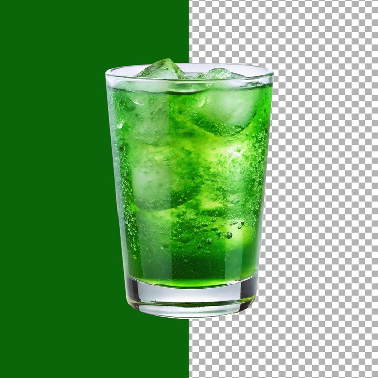 Cóctel verde con cubitos de hielo.