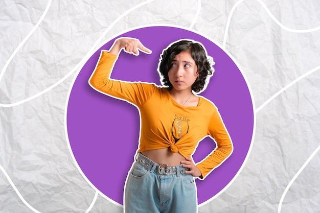 Colagem de fotos criativa menina em um fundo colorido faz expressões apontando para o rosto