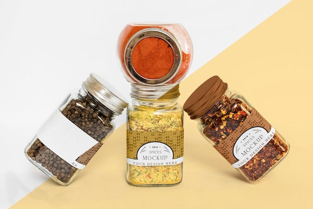 Coleção de frascos de rotulagem com especiarias