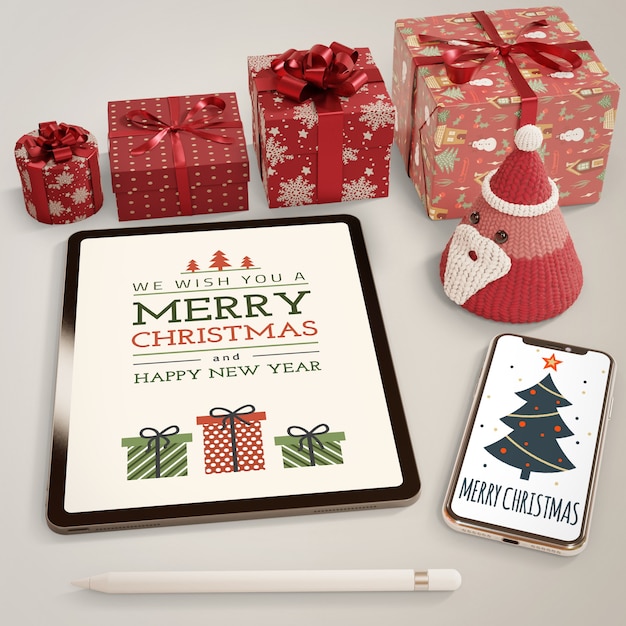 Colección de regalos junto a dispositivos modernos