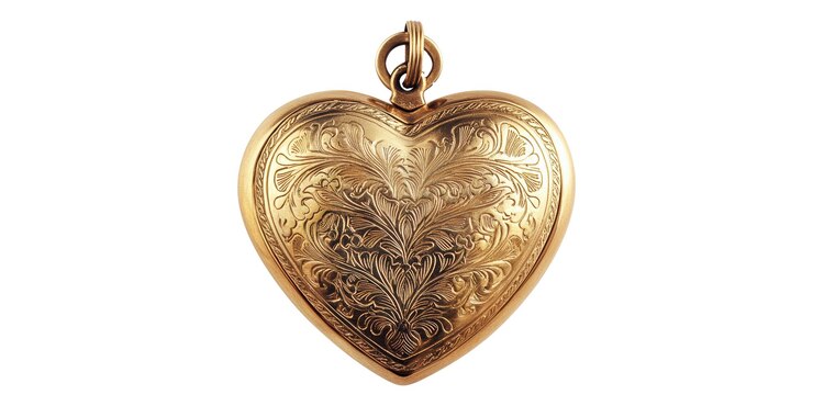 PSD colgante de corazón grabado en oro aislado sobre un fondo transparente