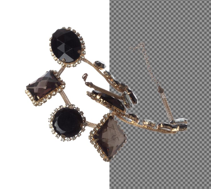 PSD collar de estilo de cuentas de joya de cristal que vuela en el aire collar de cuentas de joyas de cristal como piedra preciosa para ornamentos de moda artículos decorativos collar de adornos de moda para agregar más estilo fondo blanco aislado