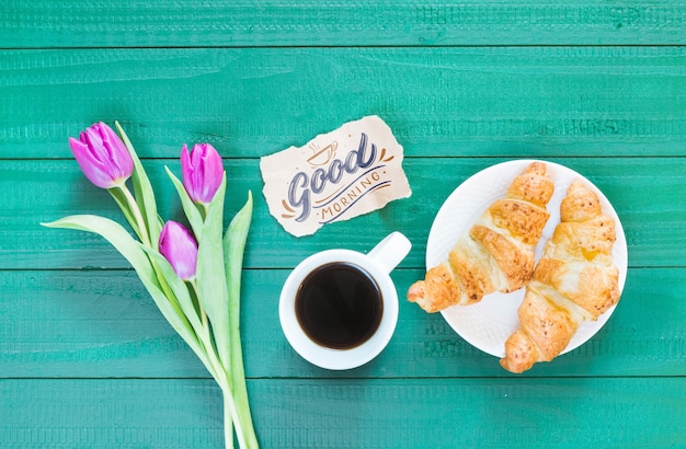 PSD collection de plats à plat de tasse à café à côté de fleurs