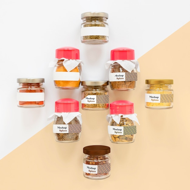 Collection de pots d'étiquetage avec des épices