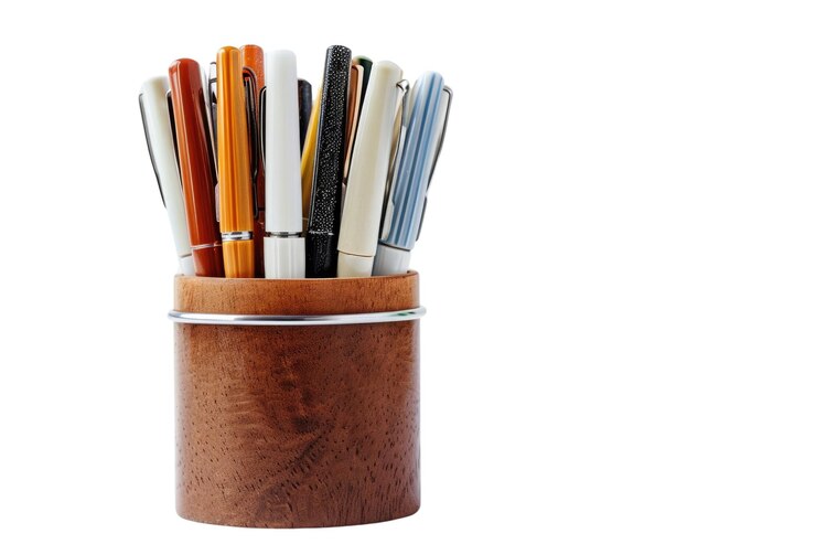 PSD collezione di penne in un supporto decorativo isolato su sfondo bianco aig57