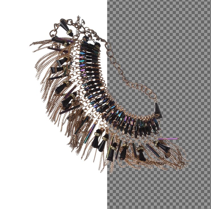 PSD un collier de perles de bijoux précieux vole dans l'air un collier d'or de perles précieuses comme pierre précieuse pour les ornements de mode des objets décoratifs un colliers d'ornements de mode pour ajouter plus de style un fond blanc isolé