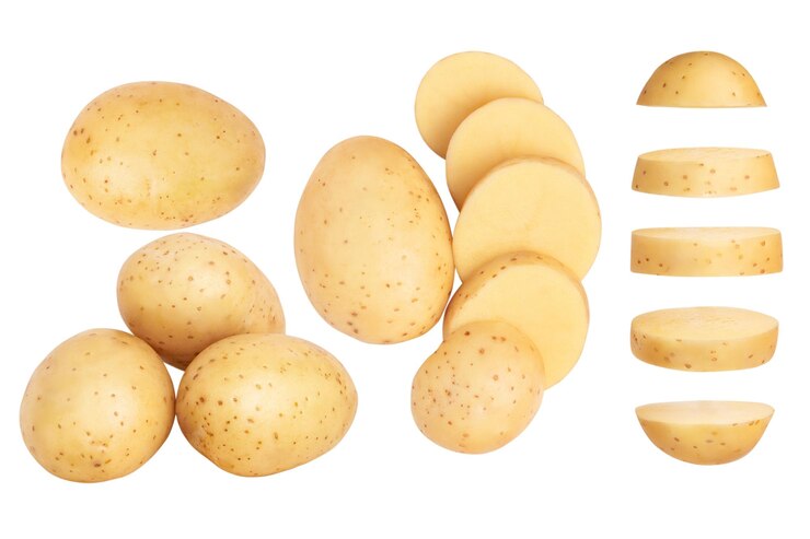 PSD colocar fatias de batata e batatas jovens sobre um fundo vazio