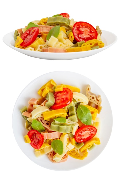 Colocar macarrão de pasta com tomates em um prato em um fundo vazio