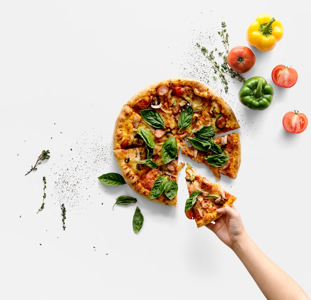 Com a mão tomando uma fatia de pizza de cozinha italiana
