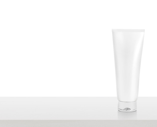 PSD comodidades del baño maquillaje de champú producto en la mesa fondo transparente blanco