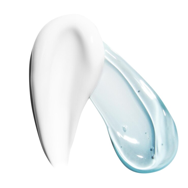 PSD composição de creme de gel transparente e azul manchas de líquido sobre um fundo em branco