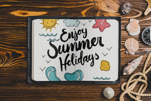 Composição de verão com livro de couro aberto