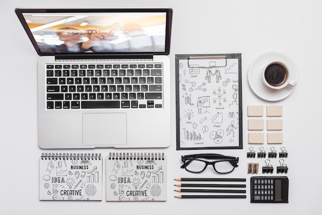 PSD composição de vista superior com laptop e material de escritório