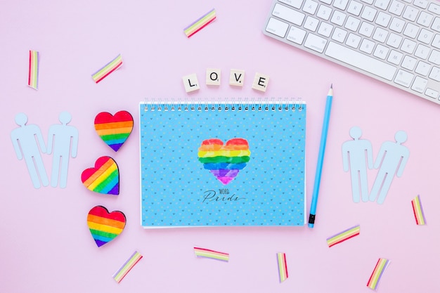 Composición flat lay de lgbt pride con plantilla de libreta