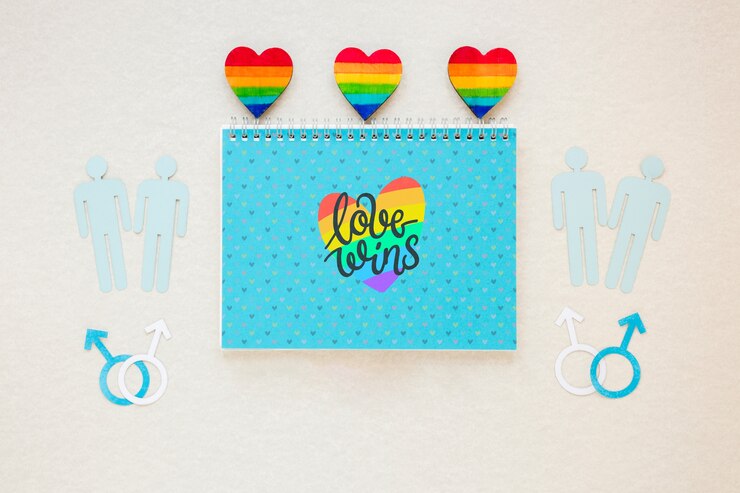 PSD composición flat lay de lgbt pride con plantilla de libreta