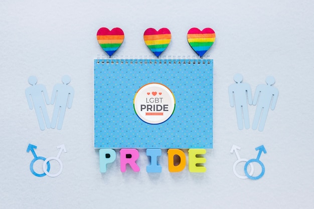 Composición flat lay de lgbt pride con plantilla de libreta